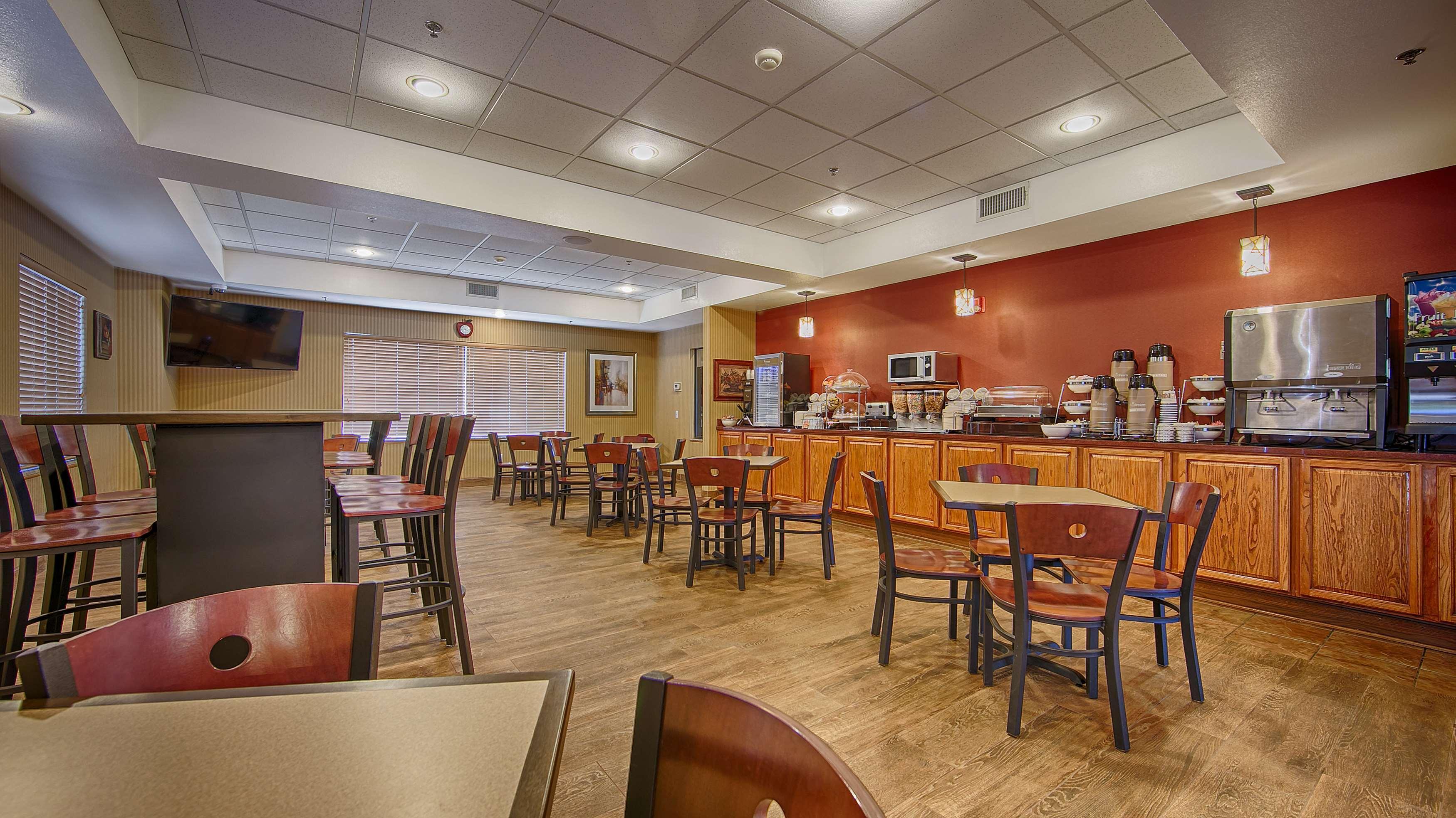 Best Western Plus Tulsa Woodland Hills Hotel And Suites Екстер'єр фото